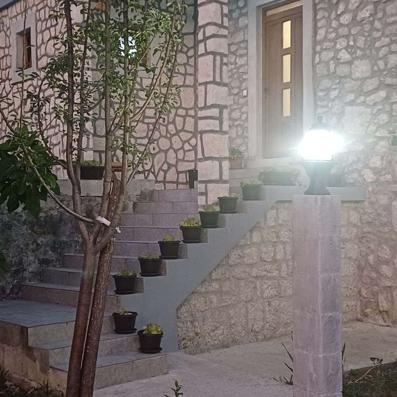 MRE-property Karadağ (6) Danilovgrad yakınlarında satılık seçkin taş ev – Bahçeleri ve güvenlik sistemiyle kültürel bir hazine — Karadağ