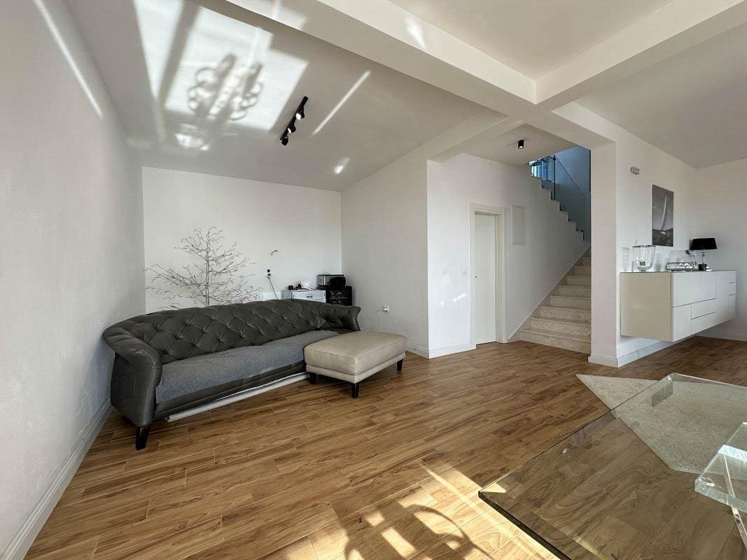 MRE-Immobilie Montenegro (22) Villa mit Pool in Bar – Moderner 3-Zimmer-Traum — Montenegro