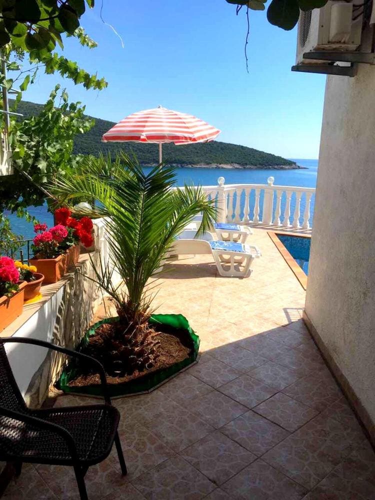 MRE-Immobilie Montenegro (23) Charmante 3-Zimmer-Villa in Ulcinj - Kruce mit Pool & Meerblick zu verkaufen — Montenegro
