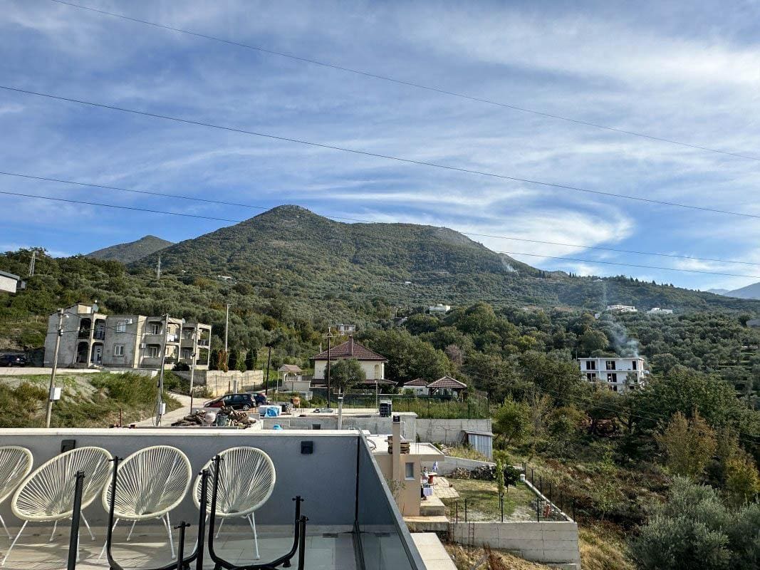 MRE-Immobilie Montenegro (37) Villa mit Pool in Bar – Moderner 3-Zimmer-Traum — Montenegro