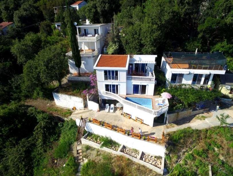 MRE-property Montenegro (40) Charmante 3-Zimmer-Villa in Ulcinj - Kruce mit Pool & Meerblick zu verkaufen — Montenegro