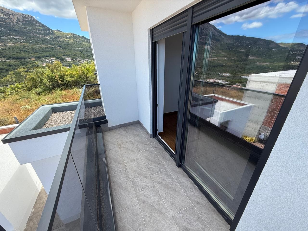 MRE-property Черногория (21) Современная вилла в Добра-Воде – 127 м², с мебелью, бассейн — Черногория