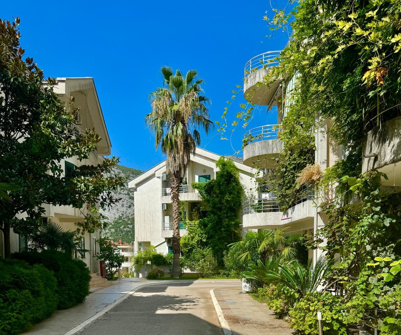 Montenegro Estates Karadağ (13) Risan Dubleks Daire – 130 m², Deniz Manzaralı ve Havuzlu — Karadağ