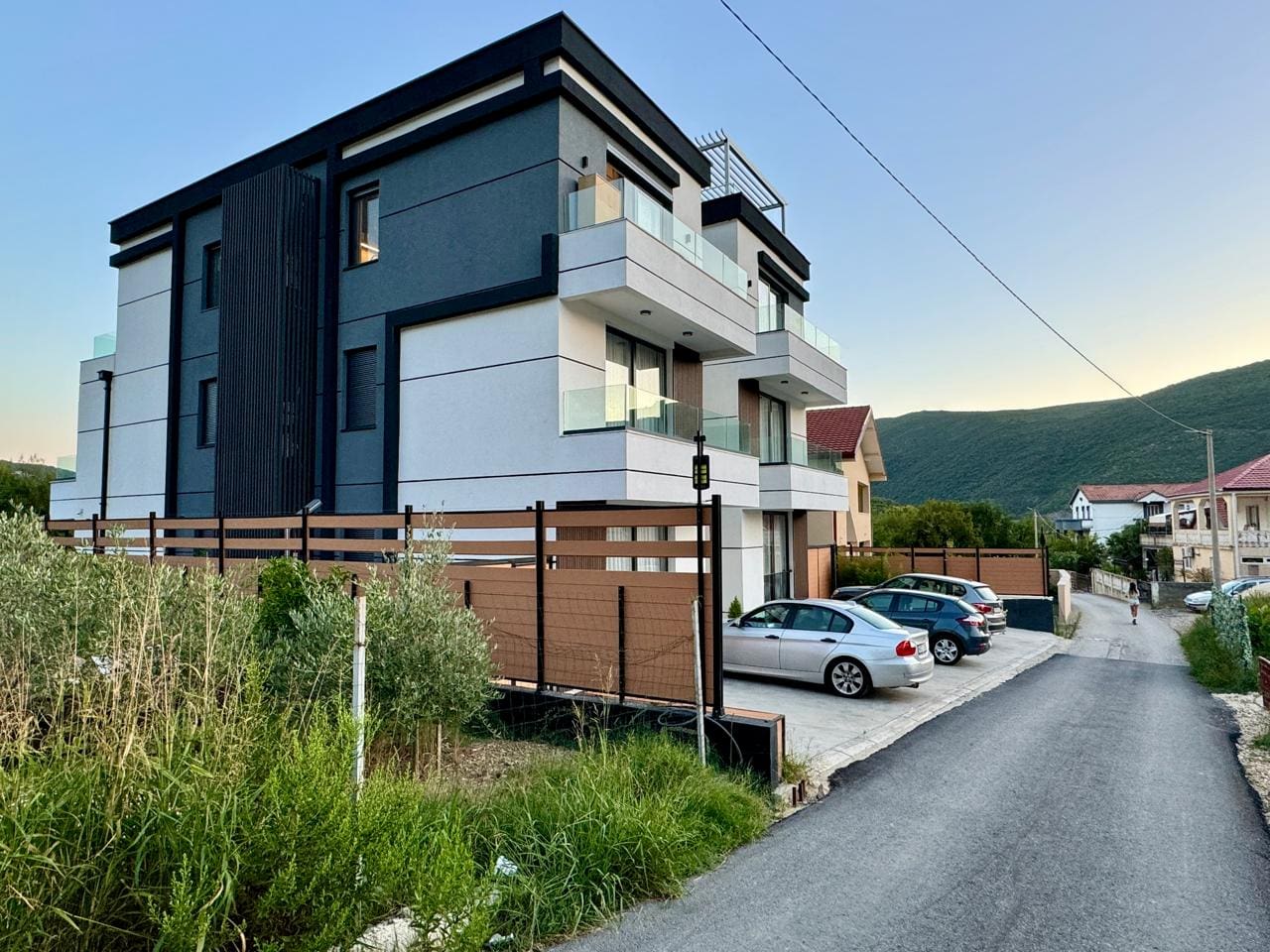 Montenegro Estates Karadağ (18) Lastva Grbaljska'da Daireler – Havuzlu Modern Evler, Budva'ya 5 km — Karadağ
