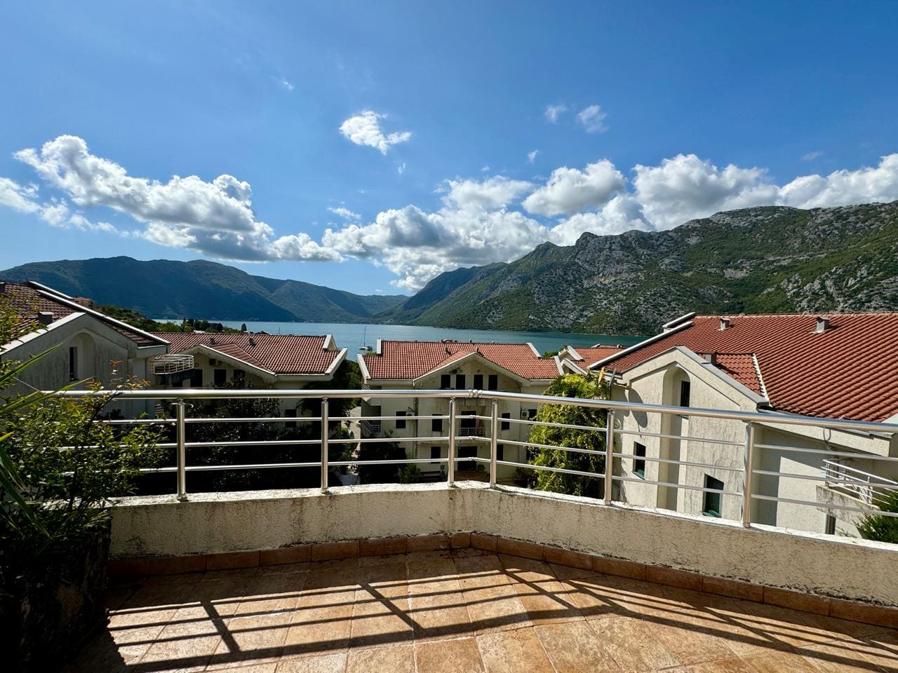 Montenegro Estates Karadağ (7) Risan Dubleks Daire – 130 m², Deniz Manzaralı ve Havuzlu — Karadağ