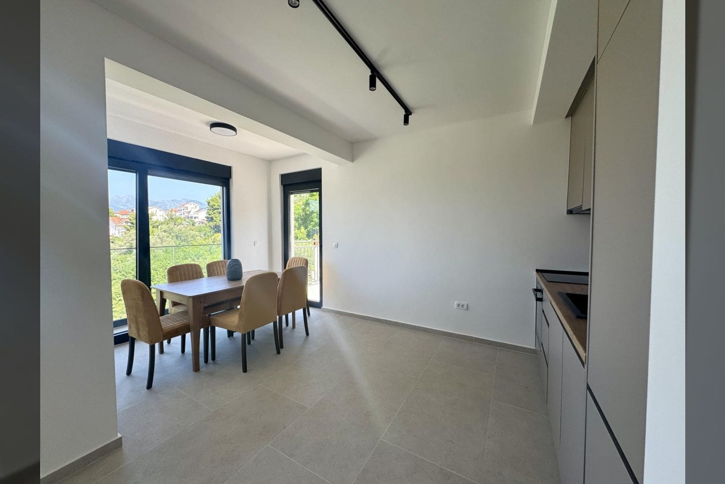 Montenegro Estates Montenegro (4) Duplex-Wohnung in Tivat zur Miete mit großen Terrassen — Montenegro