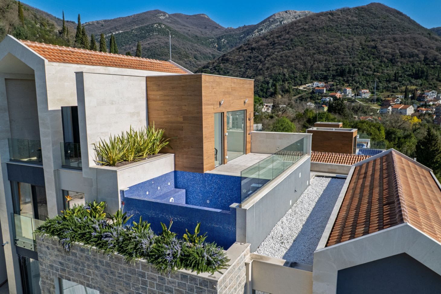Huvila · Tivat
