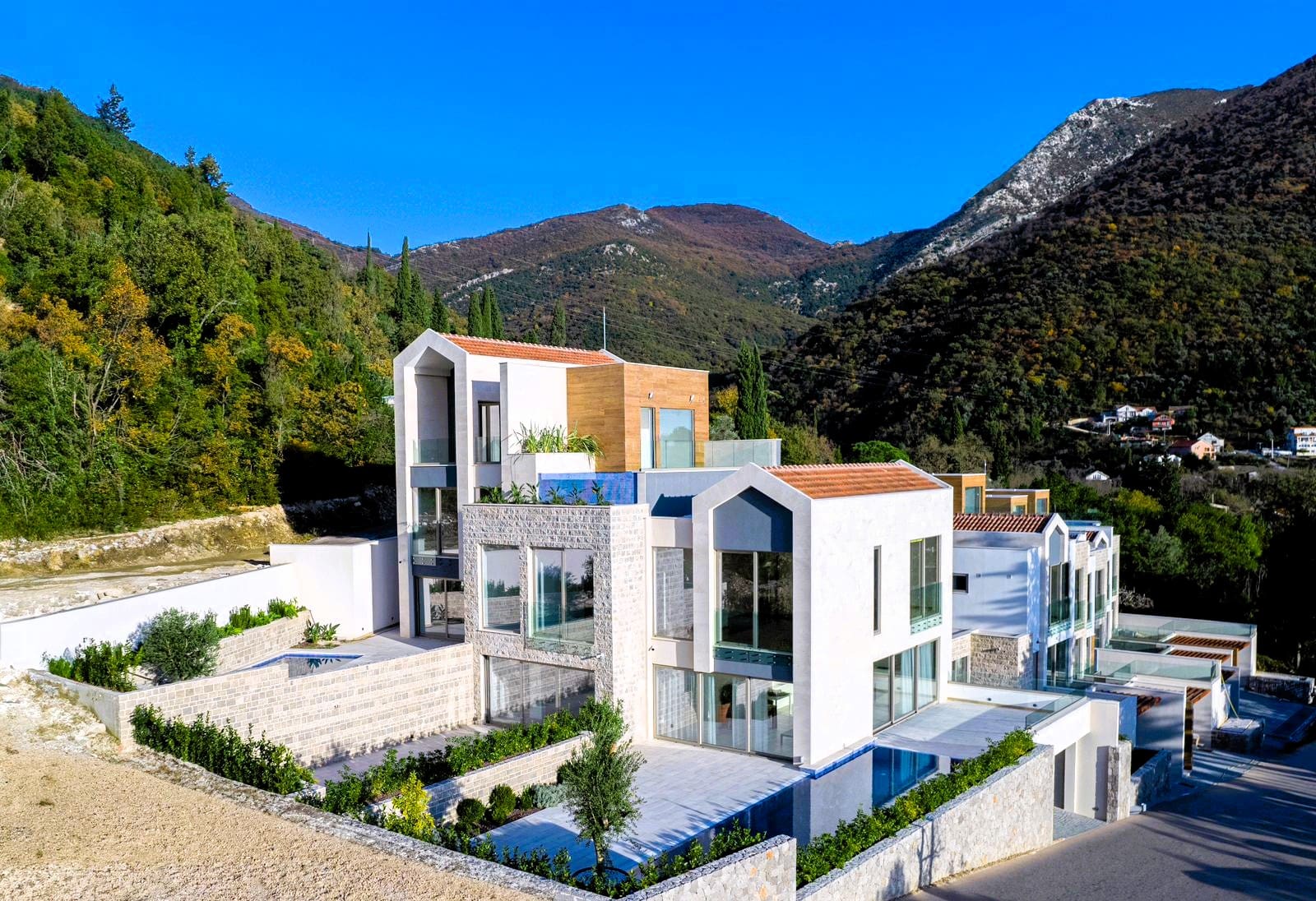 Lastva-Park-Reihenhäuser-Tivat-18 Lastva Park Townhouses Tivat: Premium 240-350m² Häuser mit privaten Pools — Montenegro