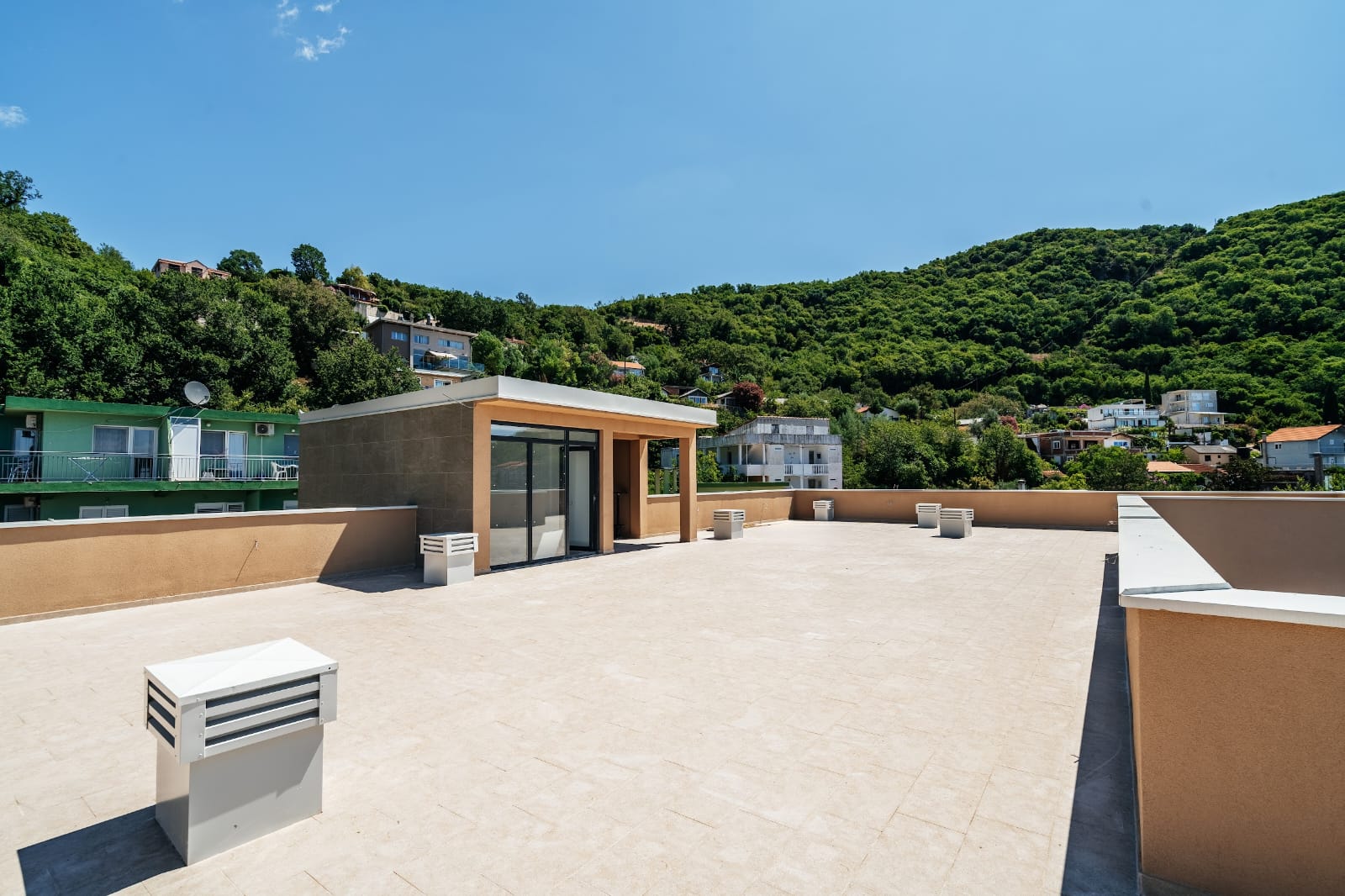 Mini-Hotel-in-Budva-zu-verkaufen- (9) Mini-Hotel in Budva zu verkaufen